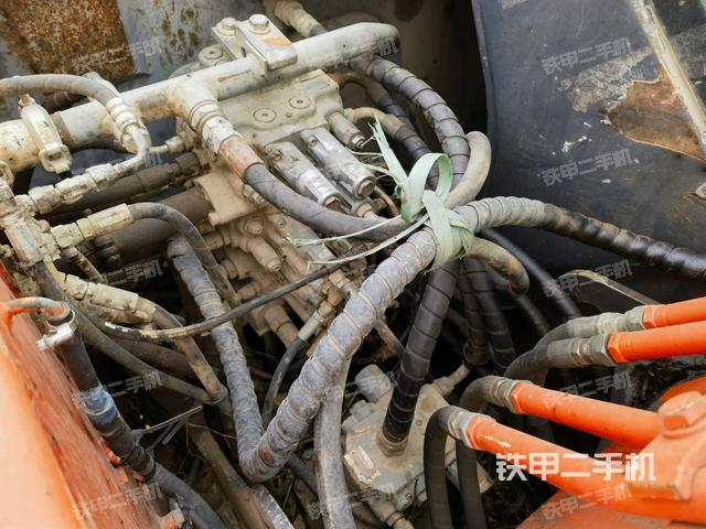 回轉(zhuǎn)馬達(dá)和主控閥(整機(jī)外觀) 回轉(zhuǎn)馬達(dá)和主控閥(整機(jī)外觀)