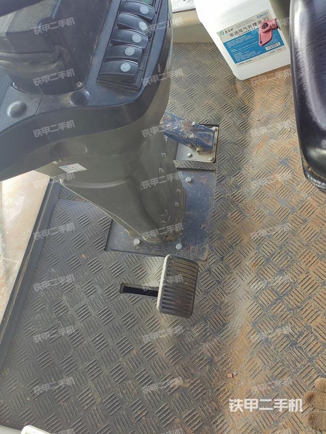 右側(cè)正面照（壓路機(jī)駕駛室）