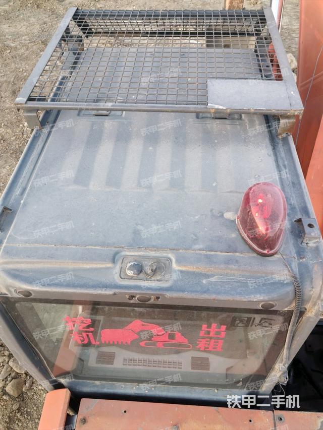 駕駛室頂部(整機(jī)外觀) 駕駛室頂部(整機(jī)外觀)