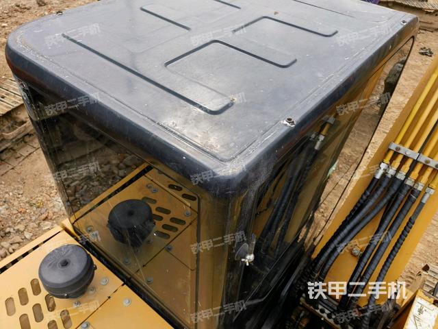 駕駛室頂部(整機(jī)外觀) 駕駛室頂部(整機(jī)外觀)