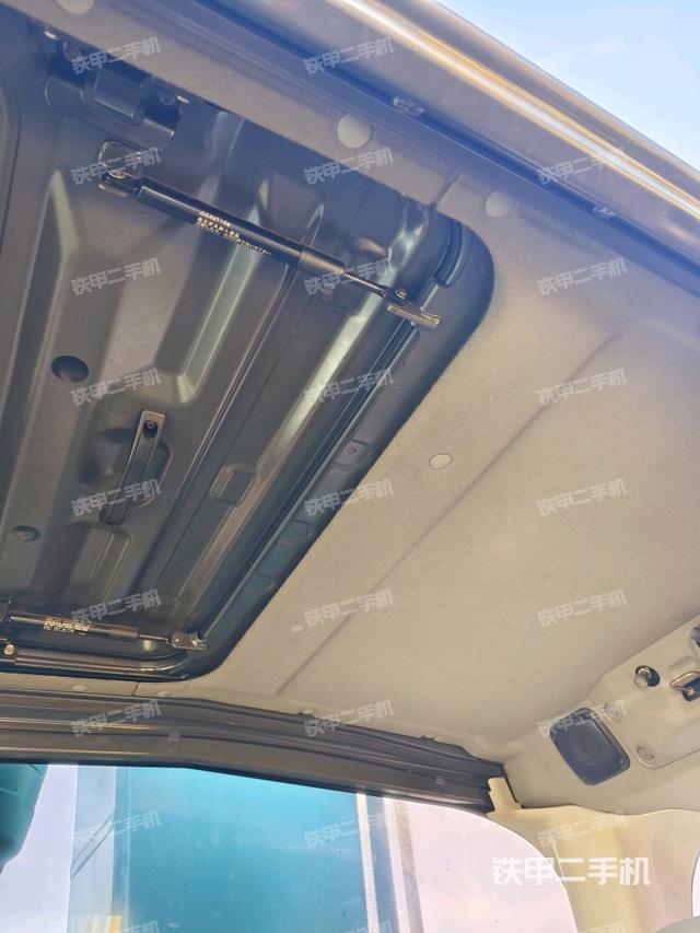 行走控制手柄和踏板?俯拍（駕駛室部分）