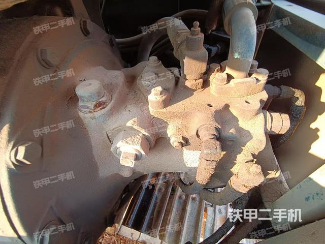 液壓泵艙室正面整體(整機外觀) 液壓泵艙室正面整體(整機外觀)