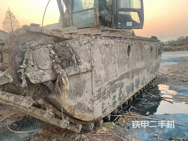 單側(cè)履帶整體(整機(jī)外觀(guān)) 單側(cè)履帶整體(整機(jī)外觀(guān))