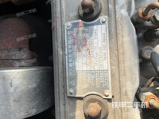 液压泵舱室正面整体（整机外观）