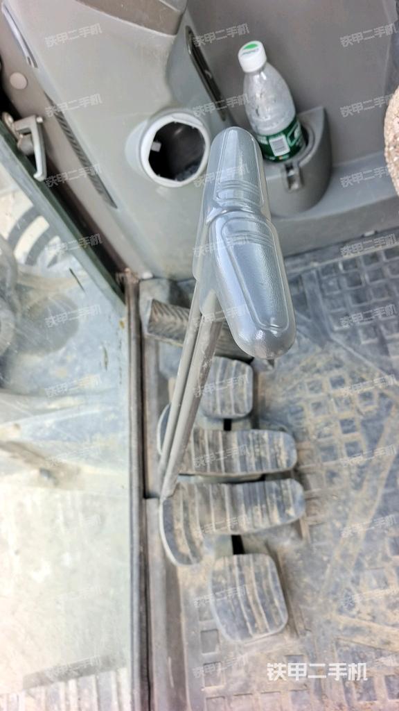 行走控制手柄和踏板?俯拍（駕駛室部分）