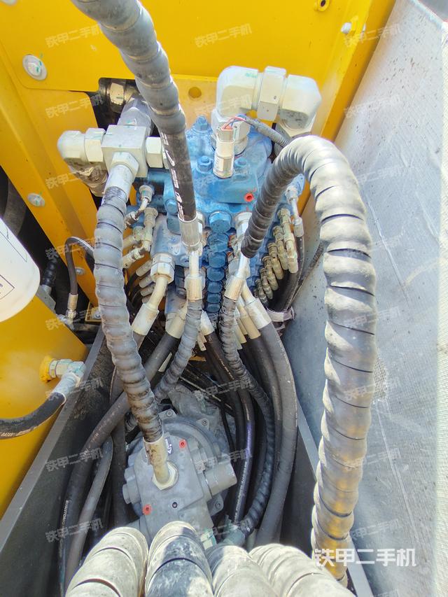 回轉(zhuǎn)馬達(dá)和主控閥（整機(jī)外觀）