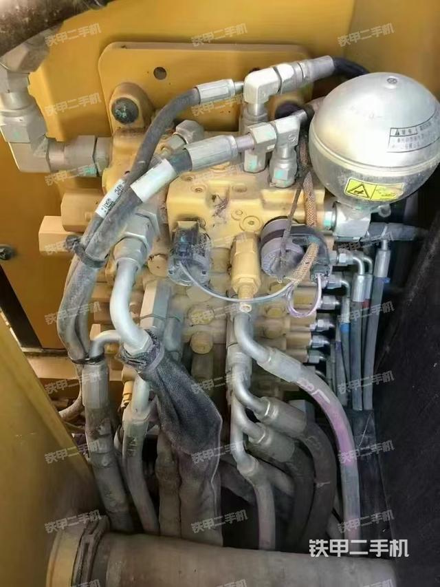 回轉馬達和主控閥（整機外觀）