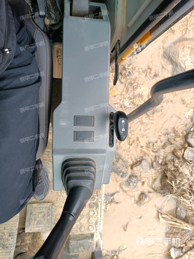 座椅左側(cè)控制臺/音響/含左手柄（駕駛室部分）