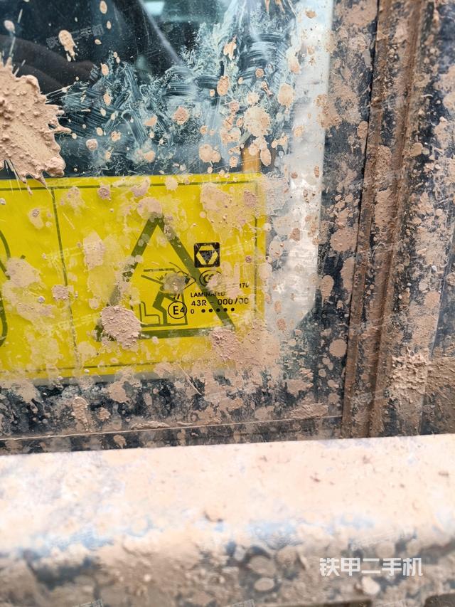 左后方玻璃角標（駕駛室部分）