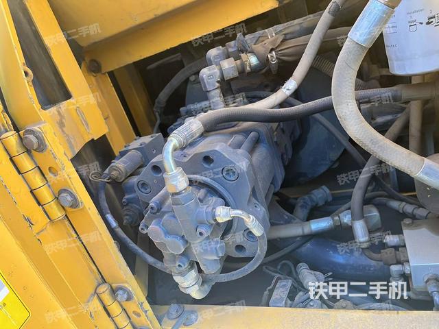 液壓泵艙室正面整體(整機外觀) 液壓泵艙室正面整體(整機外觀)