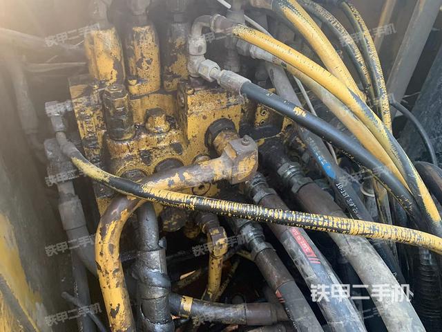 回轉(zhuǎn)馬達(dá)和主控閥(整機(jī)外觀(guān)) 回轉(zhuǎn)馬達(dá)和主控閥(整機(jī)外觀(guān))