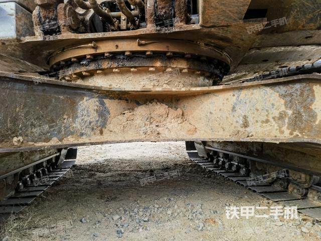 轉(zhuǎn)盤和下車架正前(工作和回轉(zhuǎn)裝置) 轉(zhuǎn)盤和下車架正前(工作和回轉(zhuǎn)裝置)