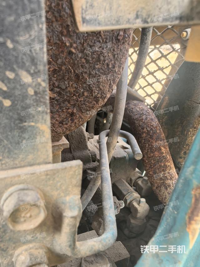 液壓泵艙室正面整體（整機外觀）