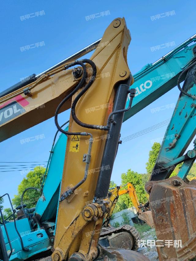 小臂整体右前(工作和回转装置) 小臂整体右前(工作和回转装置)