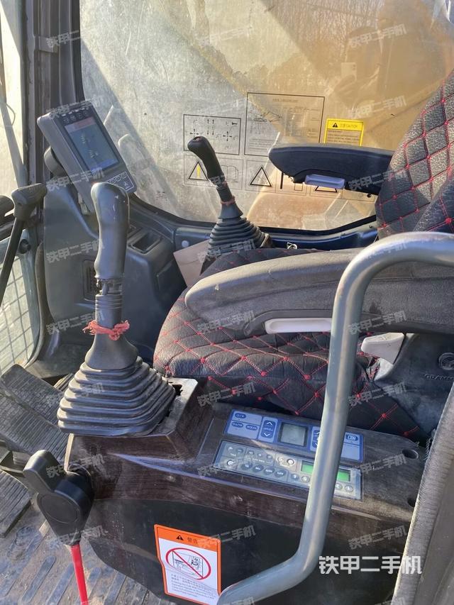 駕駛室整體(整機外觀) 駕駛室整體(整機外觀)