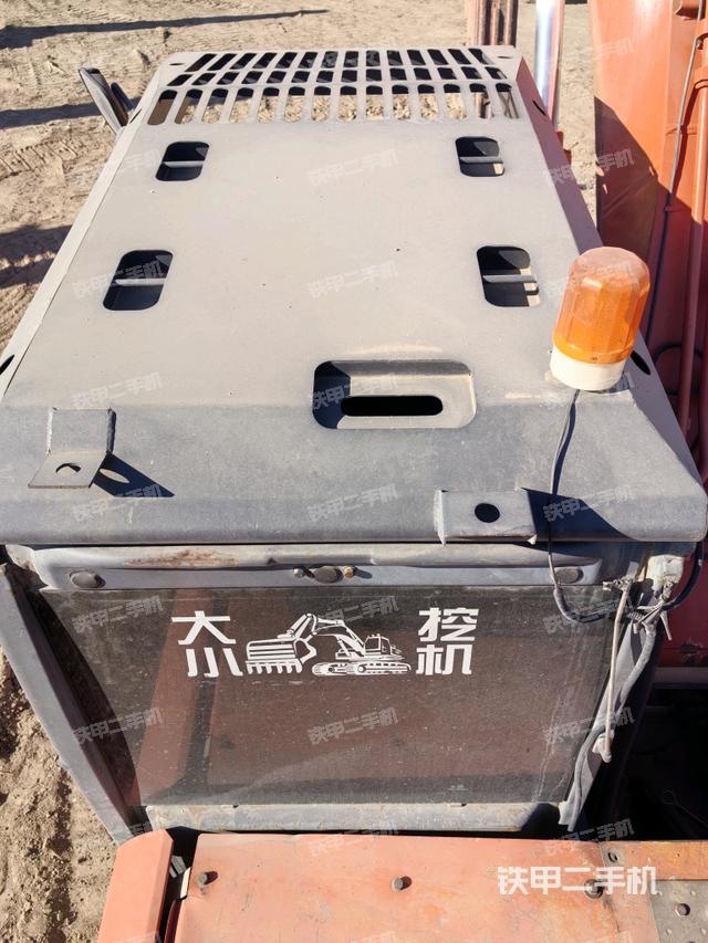 駕駛室頂部(整機(jī)外觀) 駕駛室頂部(整機(jī)外觀)