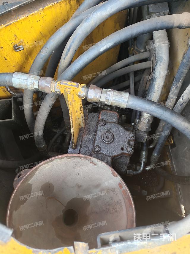 回转马达和主控阀（整机外观）