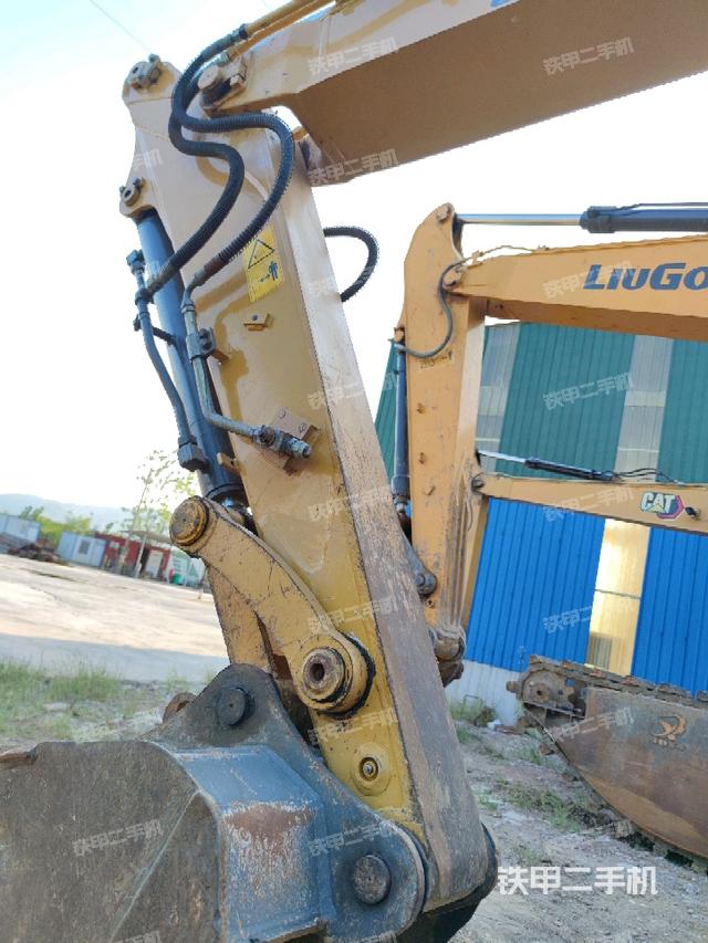 小臂整体左后(工作和回转装置) 小臂整体左后(工作和回转装置)