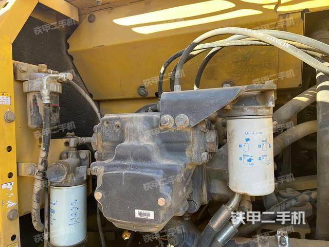 液壓泵艙室正面整體（整機外觀）