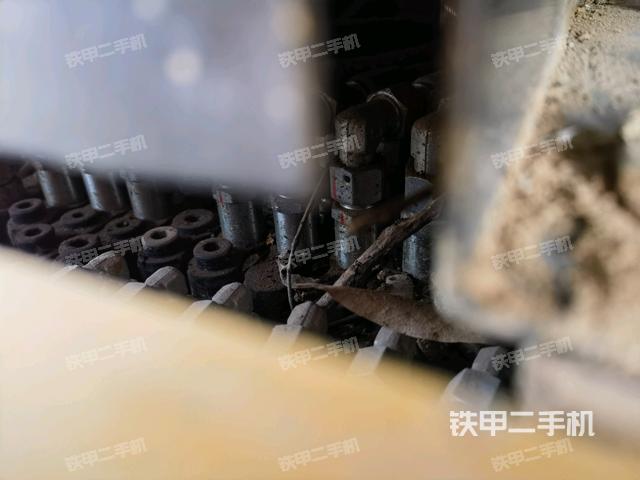 回轉(zhuǎn)馬達和主控閥(整機外觀) 回轉(zhuǎn)馬達和主控閥(整機外觀)