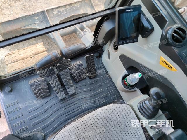 行走控制手柄和踏板 俯拍(驾驶室部分) 行走控制手柄和踏板 俯拍(驾驶室部分)