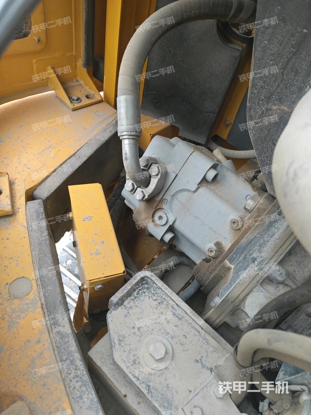 液壓泵艙室正面整體(整機(jī)外觀) 液壓泵艙室正面整體(整機(jī)外觀)