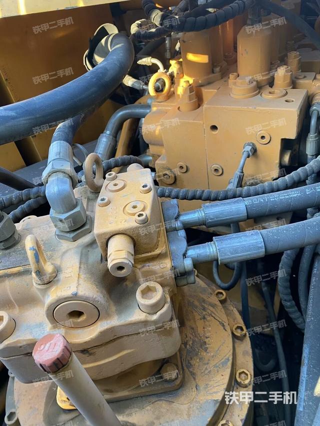 回轉(zhuǎn)馬達和主控閥(整機外觀) 回轉(zhuǎn)馬達和主控閥(整機外觀)