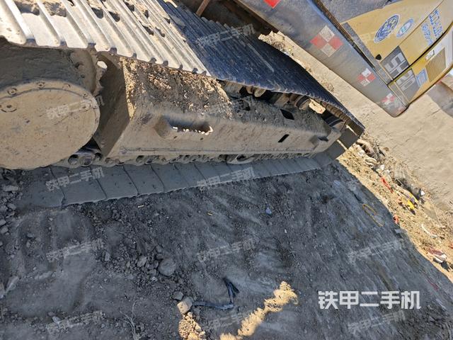 單側(cè)履帶整體(整機(jī)外觀) 單側(cè)履帶整體(整機(jī)外觀)