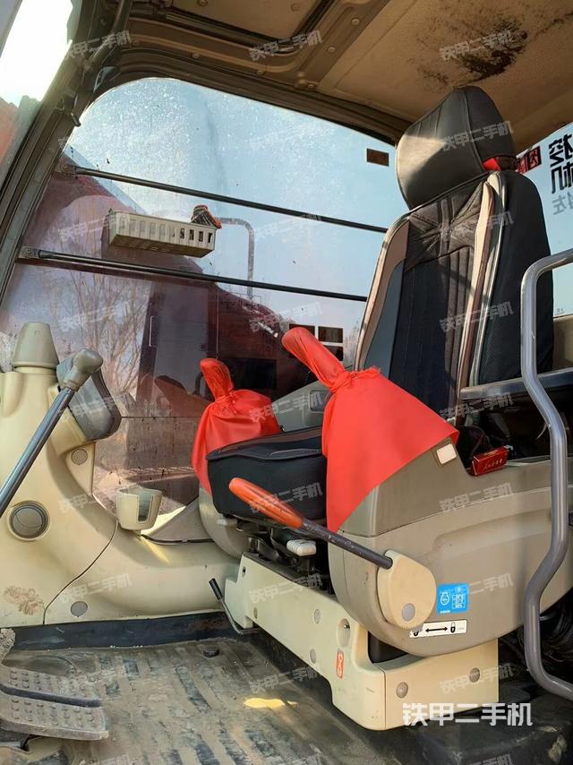 駕駛室整體(整機(jī)外觀) 駕駛室整體(整機(jī)外觀)