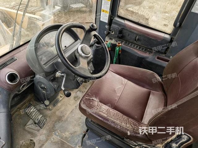 駕駛室工作臺(整機(jī)外觀及大件) 駕駛室工作臺(整機(jī)外觀及大件)