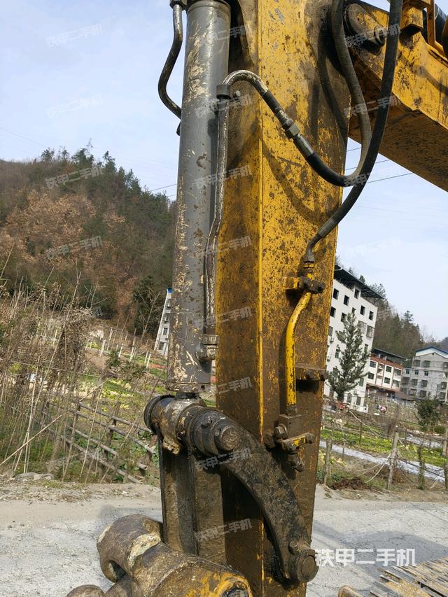 鏟斗右后整體(工作和回轉(zhuǎn)裝置) 鏟斗右后整體(工作和回轉(zhuǎn)裝置)