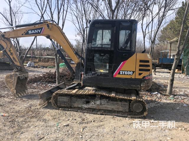 回轉(zhuǎn)馬達(dá)和主控閥（整機(jī)外觀）