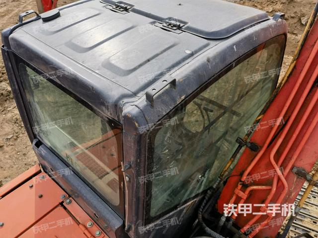 駕駛室頂部(整機(jī)外觀) 駕駛室頂部(整機(jī)外觀)
