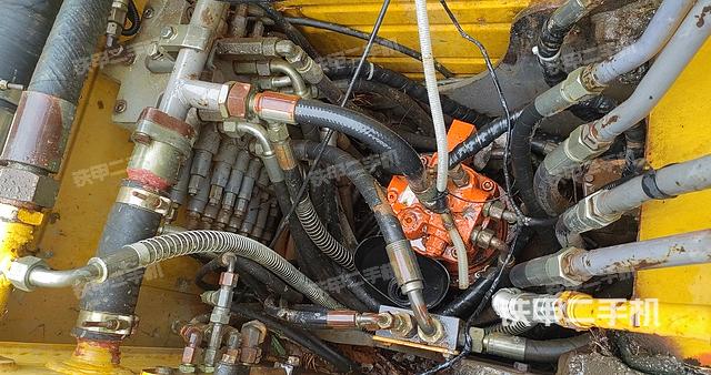 回转马达和主控阀（整机外观）