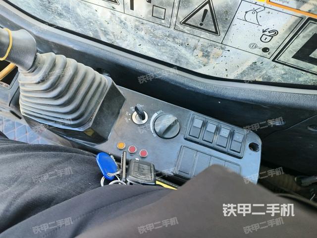 座椅右側(cè)控制臺(tái)/鑰匙門/油門/含右手柄(駕駛室部分) 座椅右側(cè)控制臺(tái)/鑰匙門/油門/含右手柄(駕駛室部分)