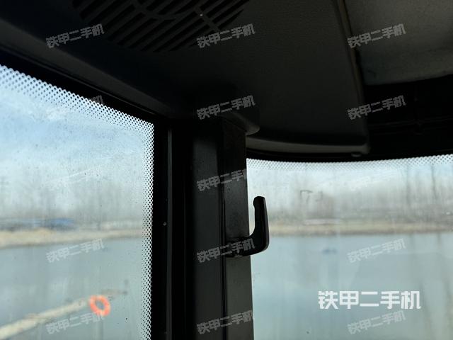 行走控制手柄和踏板?俯拍(駕駛室部分) 行走控制手柄和踏板?俯拍(駕駛室部分)