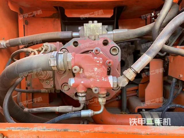 液壓泵艙室正面整體(整機外觀) 液壓泵艙室正面整體(整機外觀)