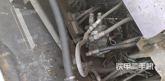 回轉(zhuǎn)馬達和主控閥(整機外觀) 回轉(zhuǎn)馬達和主控閥(整機外觀)