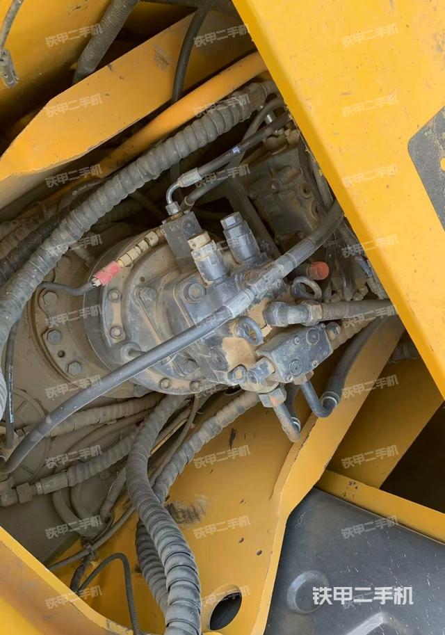 回轉(zhuǎn)馬達(dá)和主控閥（整機(jī)外觀）