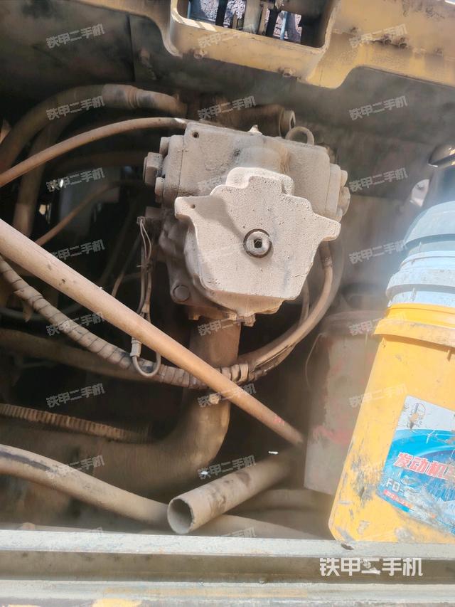 液壓泵艙室正面整體(整機外觀) 液壓泵艙室正面整體(整機外觀)