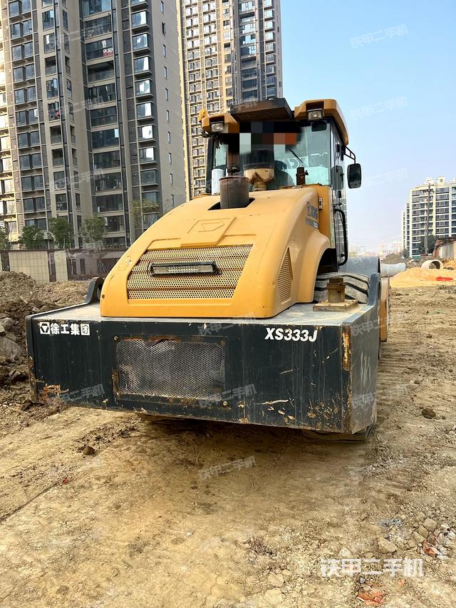 正左側(cè)（壓路機(jī)整機(jī)外觀）