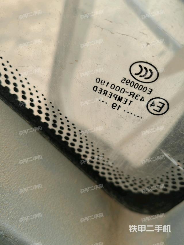 后窗玻璃角標（駕駛室部分）