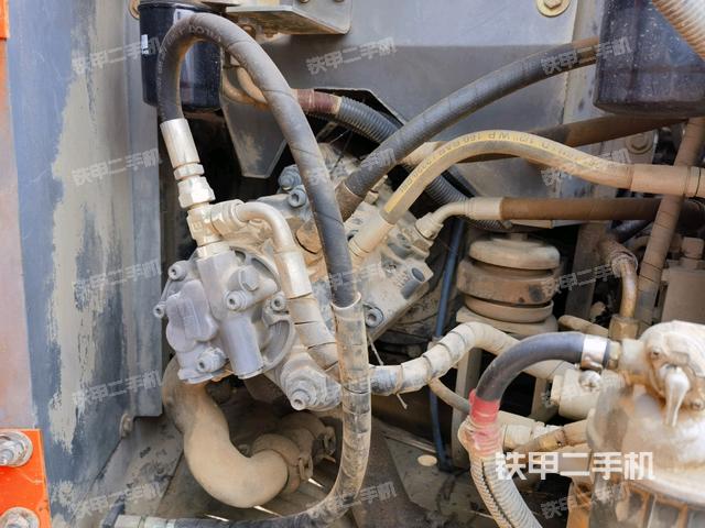 液壓泵艙室正面整體(整機(jī)外觀) 液壓泵艙室正面整體(整機(jī)外觀)