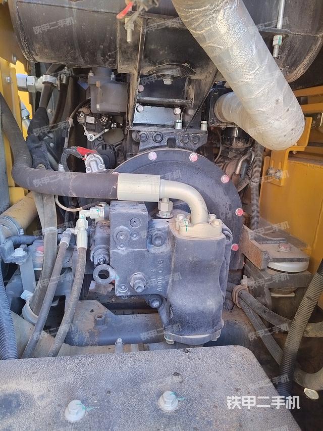 液壓泵艙室正面整體（整機(jī)外觀）