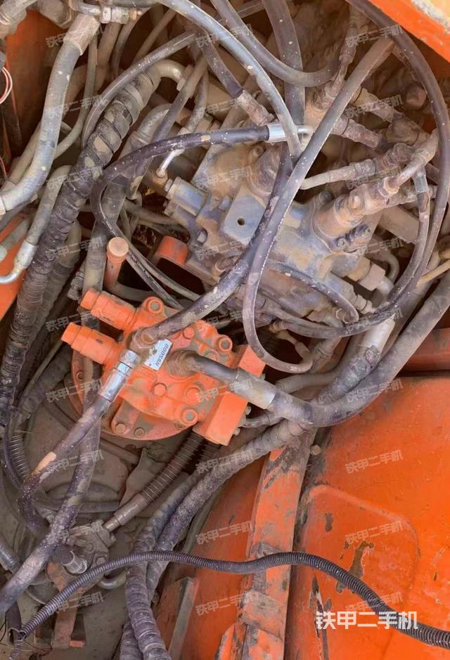 回轉(zhuǎn)馬達和主控閥(整機外觀) 回轉(zhuǎn)馬達和主控閥(整機外觀)