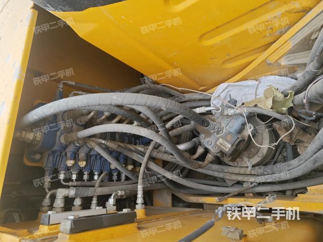 回轉(zhuǎn)馬達(dá)和主控閥(整機(jī)外觀) 回轉(zhuǎn)馬達(dá)和主控閥(整機(jī)外觀)
