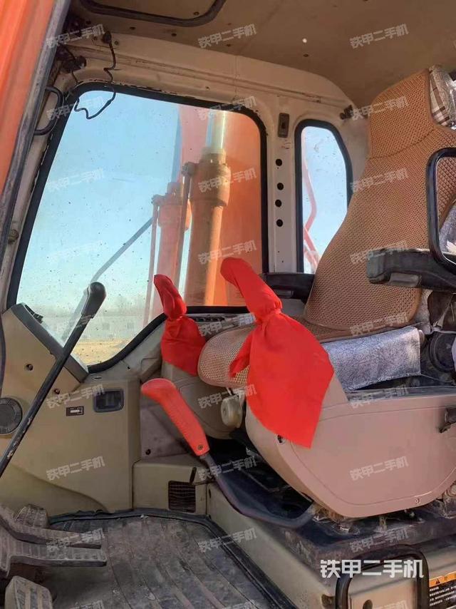 駕駛室整體(整機外觀) 駕駛室整體(整機外觀)