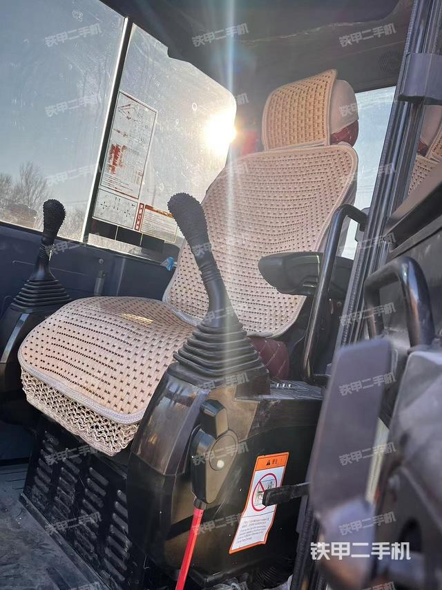 駕駛室整體(整機外觀) 駕駛室整體(整機外觀)