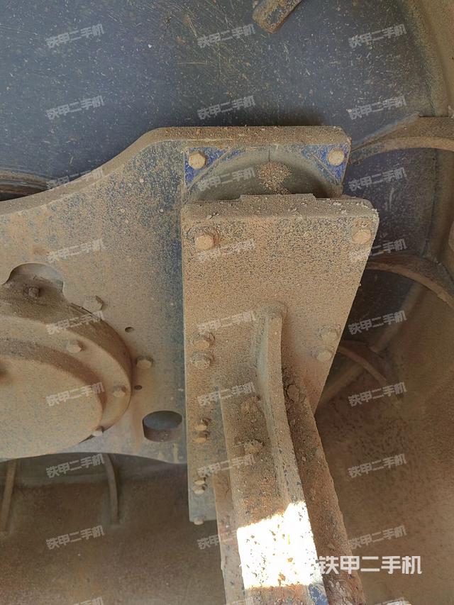 鉸接正左側(cè)（壓路機(jī)前后車架）