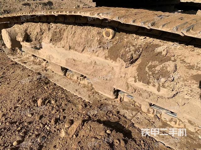 單側(cè)履帶整體(整機(jī)外觀) 單側(cè)履帶整體(整機(jī)外觀)